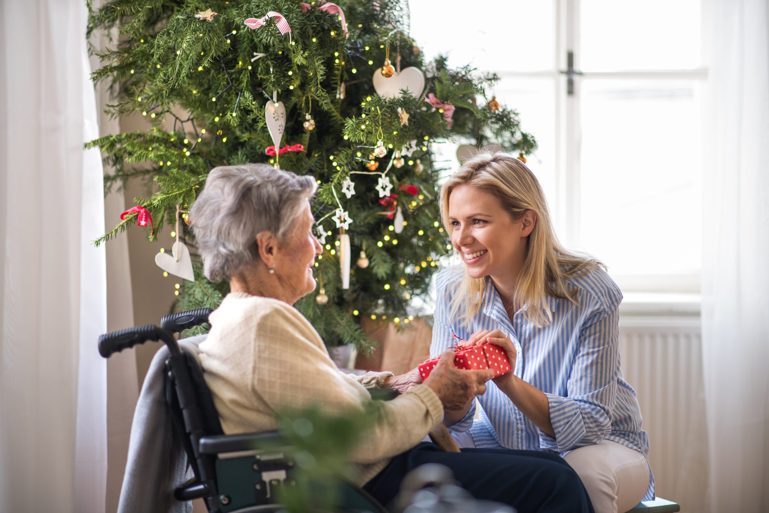 elderly-mom-and-daughter-exchanging-gifts